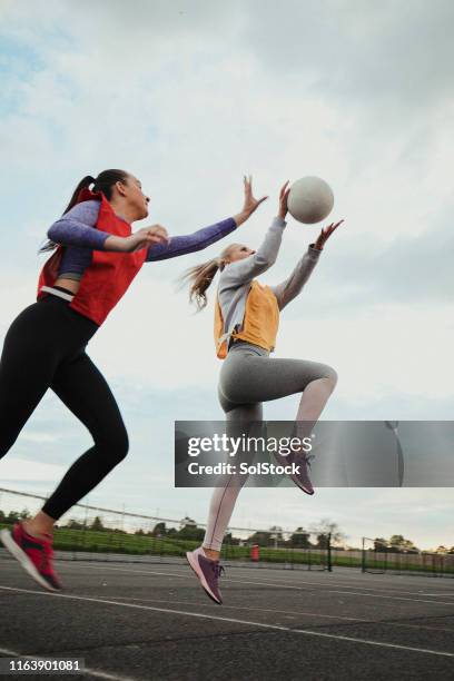 freunde spielen netball - netball court stock-fotos und bilder