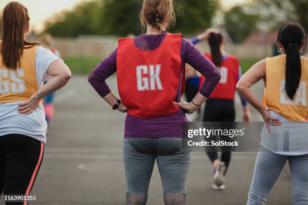 netball team warming-up - sporthesje stockfoto's en -beelden