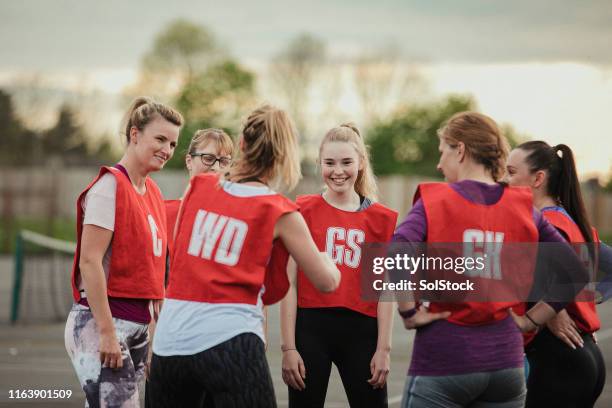 netball team binding - sporthesje stockfoto's en -beelden