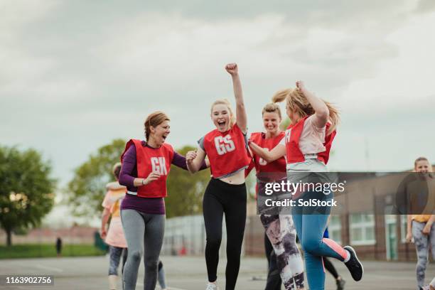 feiern nach einem sieg! - netball court stock-fotos und bilder