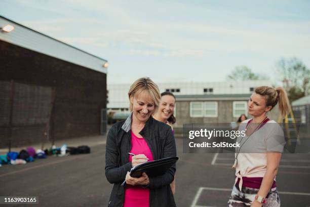 netballer taking notes - sport coach united kingdom stock pictures, royalty-free photos & images