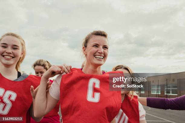 women's netball team viert een overwinning! - sporthesje stockfoto's en -beelden