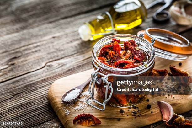 tomates secos al sol - alimentos-deshidratados fotografías e imágenes de stock
