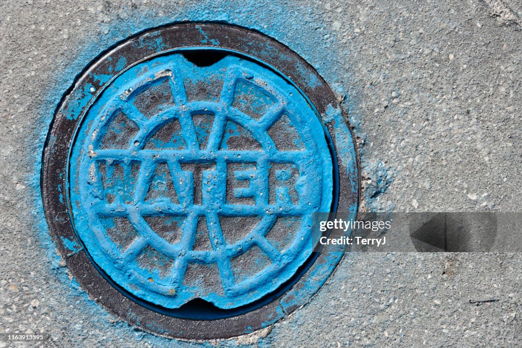 Cubierta de la válvula de agua en el centro de la calle.