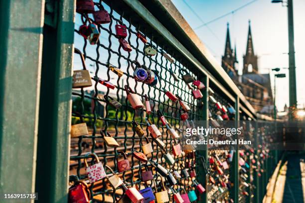 love locks on the hohenzollern bridge with cologne cathedral - koln 個照片及圖片檔