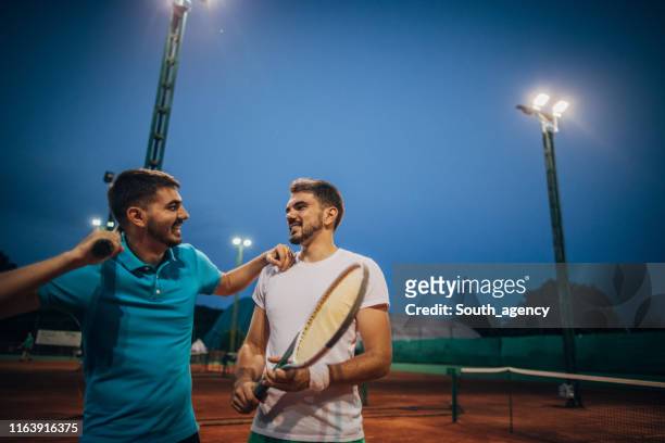 dos tenistas después en la cancha - atuendo de tenis fotografías e imágenes de stock
