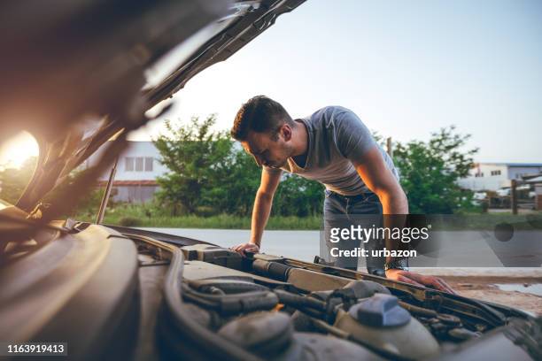 blick unter die motorhaube - car repairs stock-fotos und bilder