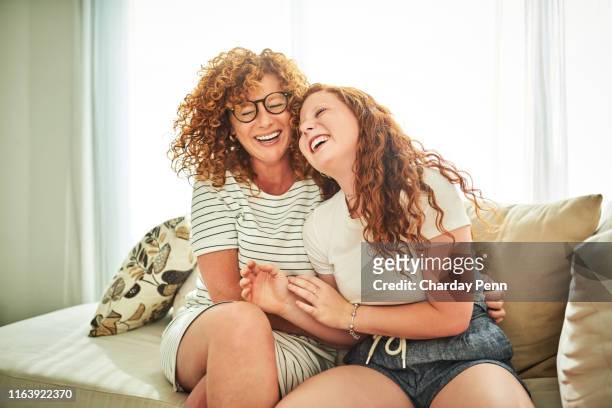siamo i migliori amici - mother and teenage daughter foto e immagini stock