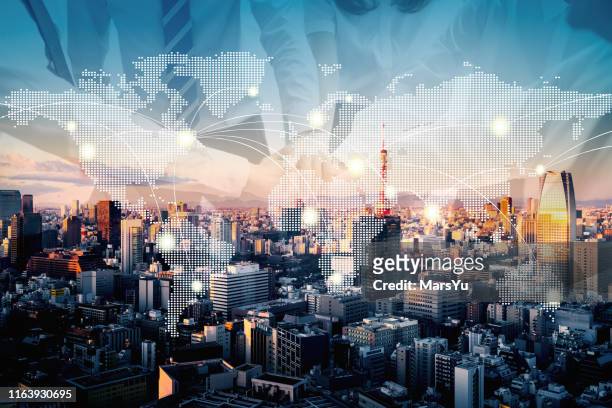 teamwork met earth map technology abstract in tokio - globaal stockfoto's en -beelden