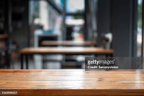 close-up of empty table - unscharf gestellt stock-fotos und bilder