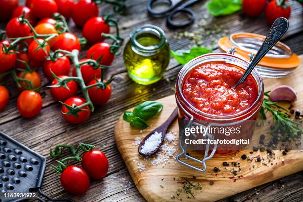 zelfgemaakte tomatensaus in een glazen pot - tomatensaus stockfoto's en -beelden