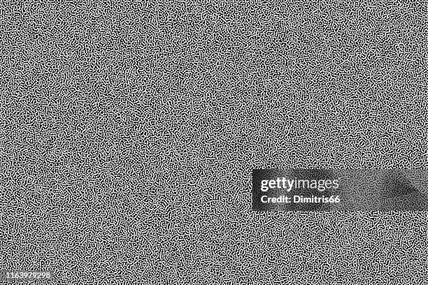 illustrations, cliparts, dessins animés et icônes de fond abstrait granuleux noir et blanc. demi-ton - modèle de pointillisme avec des points blancs aléatoires sur le fond noir. - effet de pointillés