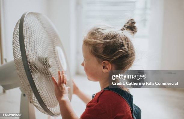 electric fan - refrescante fotografías e imágenes de stock