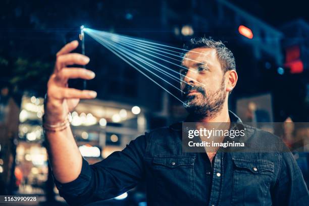 tecnología de reconocimiento facial - identidad fotografías e imágenes de stock