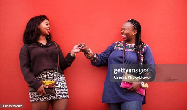 freundetreffen nach langer zeit - zimbabue stock-fotos und bilder