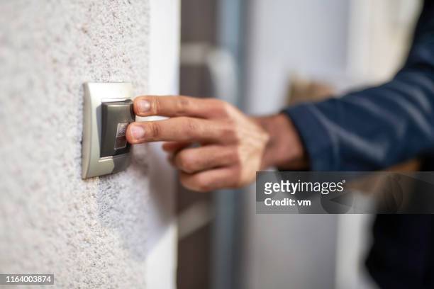 門鈴上的手指 - door bell 個照片及圖片檔