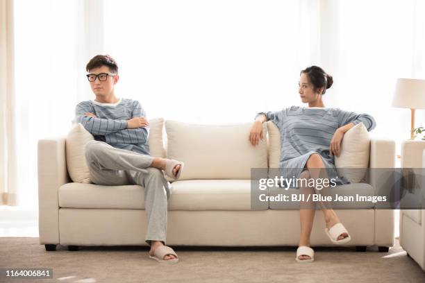 young chinese couple arguing in living room - asian couple arguing stockfoto's en -beelden