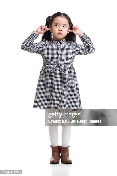 angry little chinese girl - fingers in ears 個照片及圖片檔