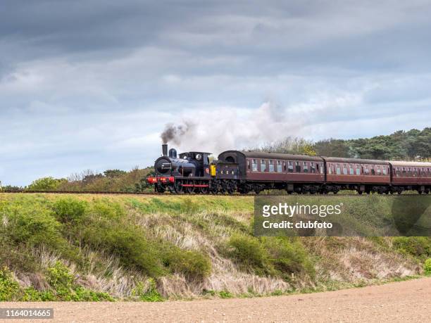 trem do vapor que viaja em norfolk, reino unido - norfolk east anglia - fotografias e filmes do acervo