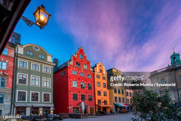 stortorget square, gamla stan, stockholm - stockholm city stock-fotos und bilder