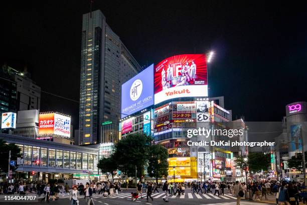 shibuya crossing in tokyo - shibuya crossing stock-fotos und bilder