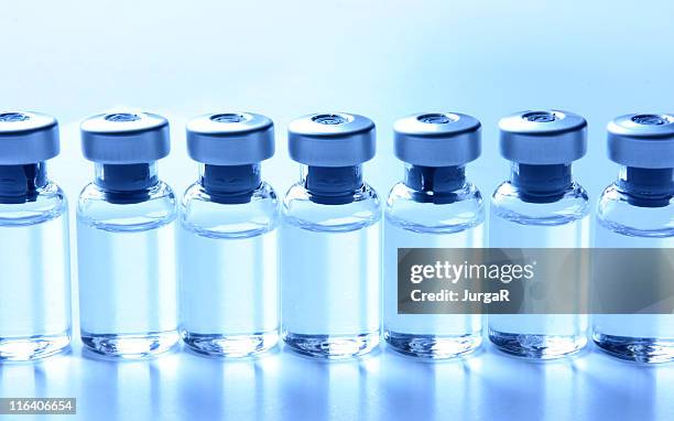 medical series - vials with medication in a row - generiek geneesmiddel stockfoto's en -beelden