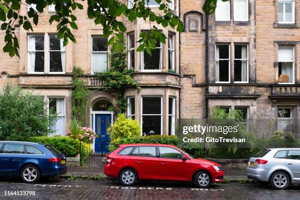 edimburgo-detaljer om fasader och fönster av hus i centrum med parkerade bilar - car on driveway bildbanksfoton och bilder