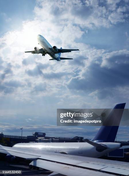 flying commercial passagiersvliegtuig en vertrekgates op luchthaven - live launch arrivals stockfoto's en -beelden