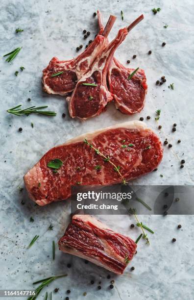 coupes de viande rouge crues - lamb photos et images de collection