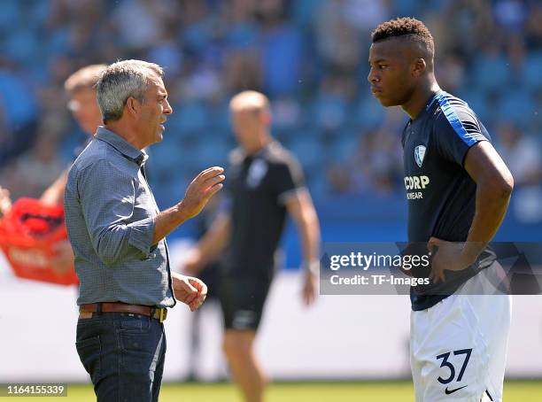 Head coach Robin Dutt of VfL Bochum speaks with Armel Bella-Kotchap of VfL Bochum during the Second Bundesliga match between VfL Bochum 1848 and SV...