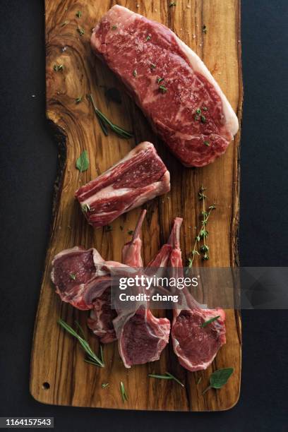 rohes rotes fleisch schneidet - lammbraten stock-fotos und bilder