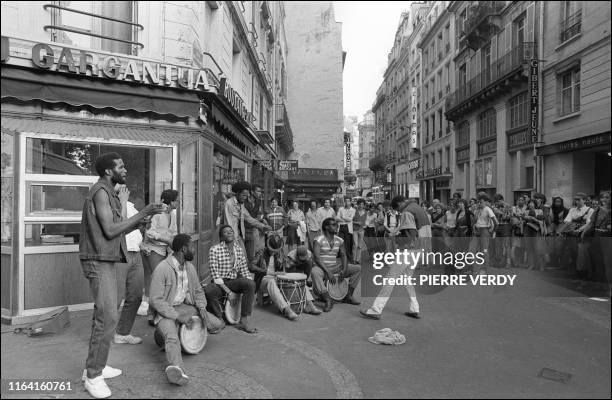 Un groupe de percussionnistes attire, le 21 juin 1984 à Paris, un cercle de spectateurs à l'occasion de la fête de la musique. Les orchestres...