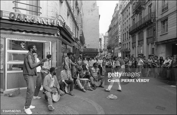 Un groupe de percussionnistes attire, le 21 juin 1984 à Paris, un cercle de spectateurs à l'occasion de la fête de la musique. Les orchestres...