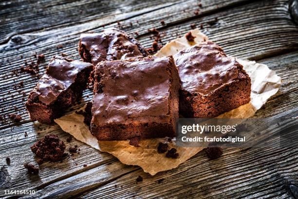 schokolade brownies auf rustikalen holztisch - fondant cakes stock-fotos und bilder