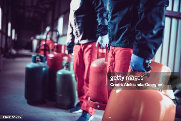 er is werk te doen - gas cylinder stockfoto's en -beelden