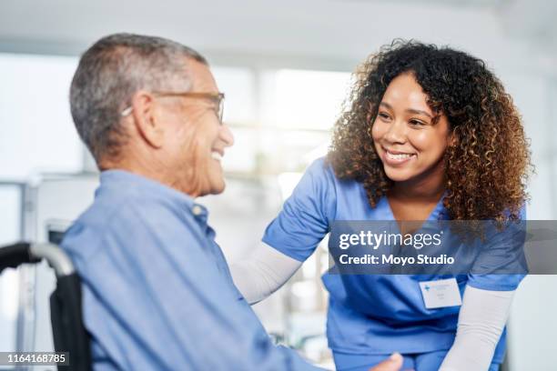 今日の気分はいかがですか - nursing home smiling ストックフォトと画像