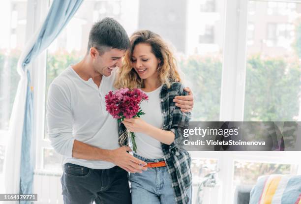 frau erhalten einen blumenstrauß von ihrem mann - woman giving flowers stock-fotos und bilder