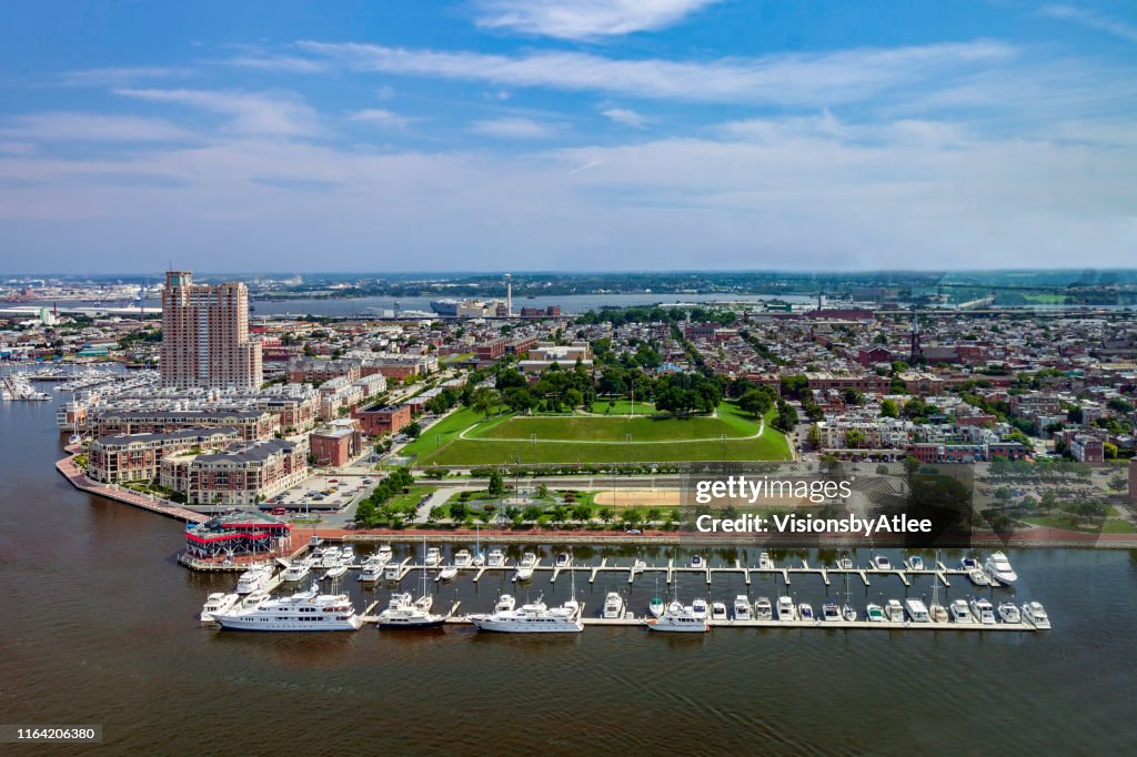 Luftaufnahme des Baltimore Inner Harbor, der Häuser und Eigentumswohnungen mit Blick auf eine Marina und des berühmten Federal Hill Park in Baltimore, Maryland