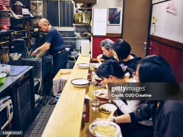 klanten in een ramen winkel in tokio japan - ramen noedels stockfoto's en -beelden
