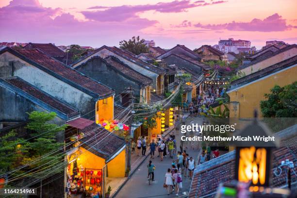 sunset views overlooking hoi an's downtown colonial and historic center from a rooftop perspective. - vietnam photos et images de collection