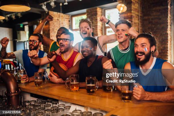 groupe de personnes regardant le jeu - bar paris photos et images de collection