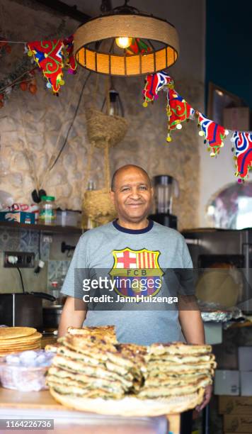 馬賽,法國:埃及食品供應商微笑在相機 - 馬賽族 個照片及圖片檔