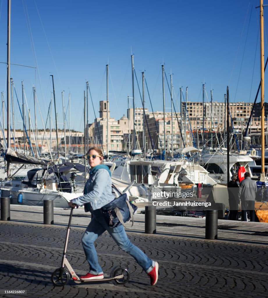 Marsella, Francia: Mujer joven en Scooter, Puerto Viejo/Vieux Port