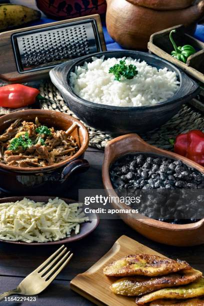 cibo tradizionale venezuelano, pabellon criollo con arepas, casabe e papelon con bevanda al limone - pabellon criollo foto e immagini stock