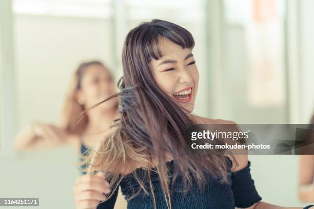若い女性ダンサーがスタジオで踊る - 女性　ダンス ストックフォトと画像