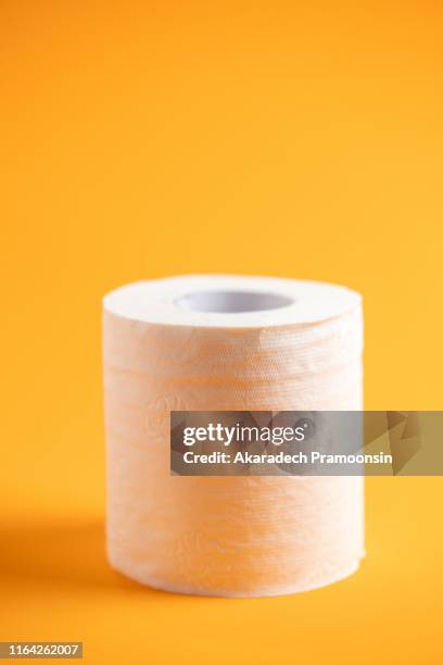 white toilet paper on à¸ªà¸µà¸ªà¹à¸¡ background. - toilet paper stock pictures, royalty-free photos & images