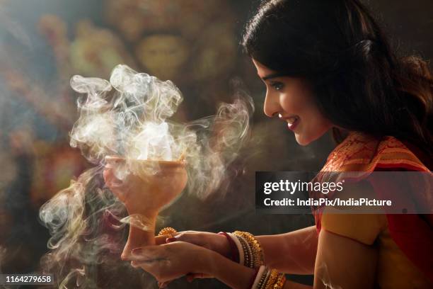 bengali married woman doing a dhunuchi dance on the occasion of durga puja - bengali sari stockfoto's en -beelden