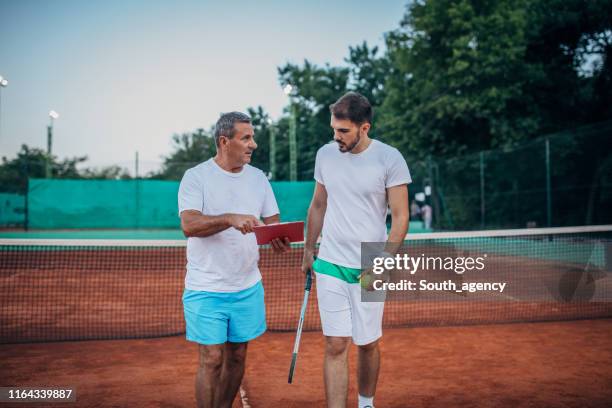 クレーコートでテニス選手とテニスコーチ - tennis coaching ストックフォトと画像