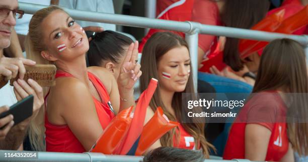 weiblicher fan gestikuliert im stadion - friedens und freundschaftsstadion stock-fotos und bilder