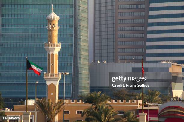 architectural contrasts in kuwait city - todas as bandeiras do médio oriente imagens e fotografias de stock